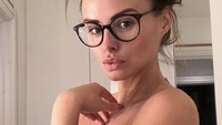Rhian pun berharap publik bisa berhenti menyalahkannya atas chat mesum yang dikirimkan Vernon kepadanya saat itu. Dok. Instagram/rhiansuggers