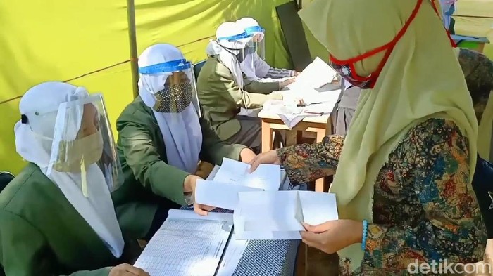 Ribuan santri Ponpes Besuk, Pasuruan mulai kembali ke pesantren. Pihak ponpes bersama gugus tugas menerapkan protokol ketat untuk pencegahan penyebaran virus Corona.