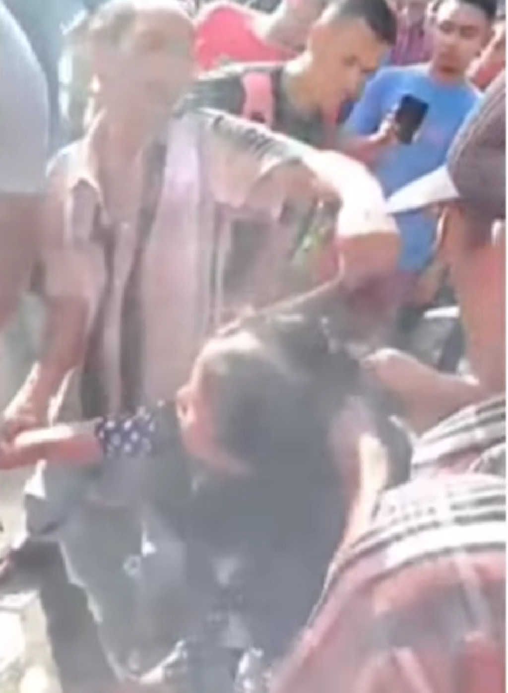 Screenshot video viral pria potong rambut wanita pakai pisau di Aceh