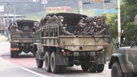 Tentara Korsel hilir mudik dengan truk di perbatasan Paju. AP Photo/Ahn Young-joon.