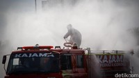 Jelang dibuka kembali sterilisasi menyeluruh dilakukan dengan menyemprotkan cairan disinfektan.