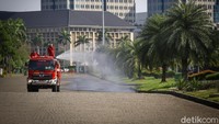 Operasi disinfeksi Corona dilakukan menyeluruh hingga ke berbagai sudut kawasan Monas.
