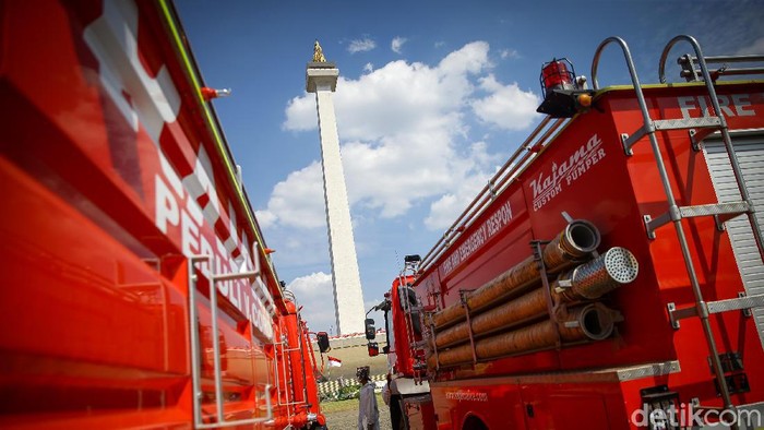 Sterilisasi Monas Jelang Dibuka Kembali di Masa PSBB Transisi Operasi disinfeksi Corona dengan menyemprotkan cairan disinfektan dilakukan di kawasan Monas. Hal itu dilakukan untuk sterilisasi lokasi jelang dibuka kembali.