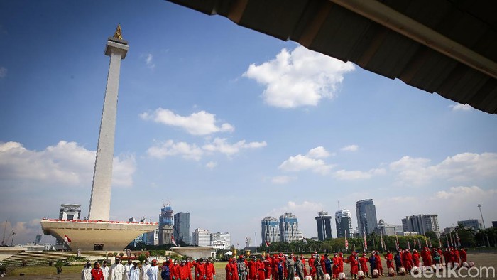 Operasi disinfeksi Corona dengan menyemprotkan cairan disinfektan dilakukan di kawasan Monas. Hal itu dilakukan untuk sterilisasi lokasi jelang dibuka kembali.