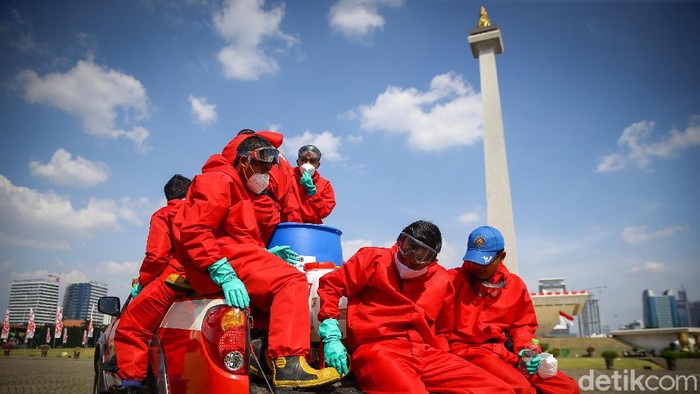 Sterilisasi Monas Jelang Dibuka Kembali di Masa PSBB Transisi Operasi disinfeksi Corona dengan menyemprotkan cairan disinfektan dilakukan di kawasan Monas. Hal itu dilakukan untuk sterilisasi lokasi jelang dibuka kembali.