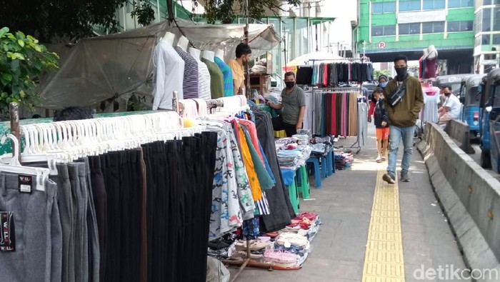 Suasana trotoar kawasan Pasar Tanah Abang