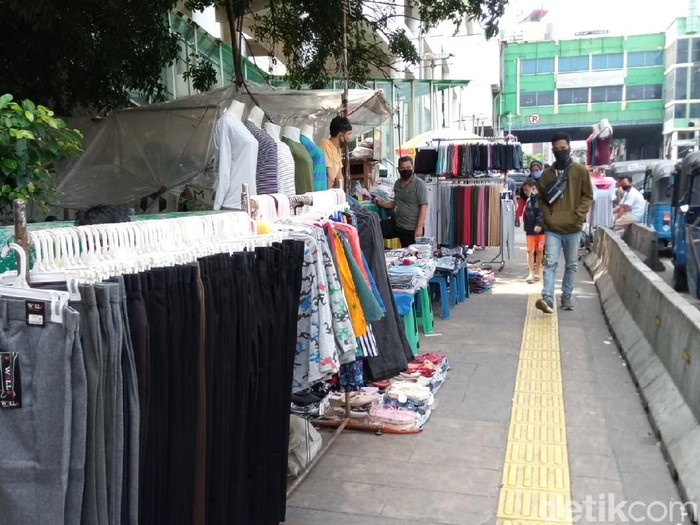 Suasana trotoar kawasan Pasar Tanah Abang