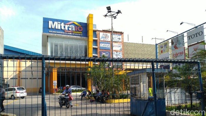 Supermarket bahan bangunan Mitra10 Bogor ditutup setelah ada 3 karyawan dinyatakan positif Corona (Sachril Agustin/detikcom)