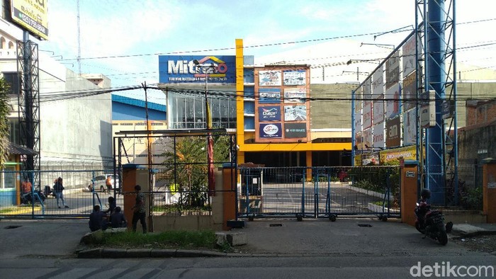 Supermarket bahan bangunan Mitra10 Bogor ditutup setelah ada 3 karyawan dinyatakan positif Corona (Sachril Agustin/detikcom)