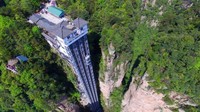 Untuk turun ke dasar gunung, disediakan lift untuk para pengunjung. Istimewa/dok. indianexpress  
