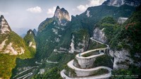 Jalan ini merupakan akses utama menuju Tianmen. Kalau dari jauh, terlihat seperti berkelok tajam menuju ketinggian. Melihat sekilas saja sudah bikin ngeri! Kalau di total, ada sekitar 99 tikungan di sana. Jika diperkirakan, bisa mencapai satu setengah bus besar dan memang cukup bahaya jika dilewati saat malam hari. Istimewa/dok. wallpaperbetter.com  