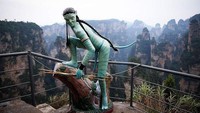 Pemandangan tersebut memberi sensasi bukit-bukit yang melayang, persis di film Avatar yang diputar tahun 2010 lalu. Tahun 1982 adalah saat kawasan ini menjadi Taman Nasional pertama di China. Istimewa/Getty Images  