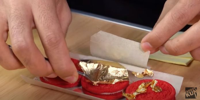 Tanboy Kun makan oreo supreme berlapis emas 24 karat