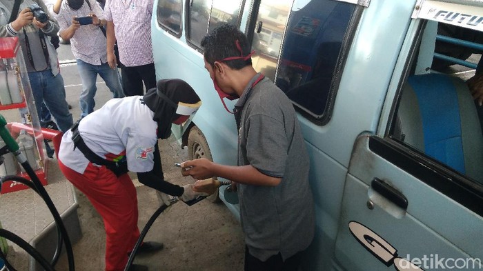 Terdampak Corona, 900 sopir angkot di Cirebon diguyur BBM gratis