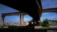 Demikian pula dengan rencana menyambung kereta cepat Jakarta-Bandung hingga Surabaya. Progres proyek satu ini sudah masuk ke dalam tahap studi kelaikan untuk menilai berbagai jenis kesiapan yang dibutuhkan.