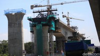 Salah satu opsi yang tengah dibahas ialah mengenai operasional kereta cepat ke Surabaya ini nantinya seperti apa. Kemungkinan untuk ke Surabaya konsepnya akan sedikit berbeda dengan Jakarta-Bandung yakni bukan kereta cepat melainkan kereta semi cepat.