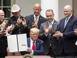 Trump Teken Perintah Eksekutif Reformasi Kepolisian AS