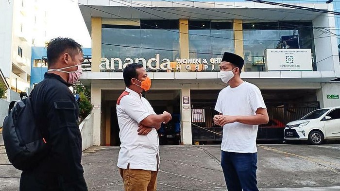 Wagub Sulsel Andi Sudirman Sulaiman saat meninjau kondisi Ervina di RS Ananda Makassar (dok. Istimewa).