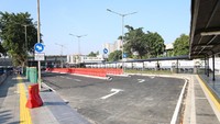 Layanan transportasi lanjutan seperti bus, angkot, bajaj, dan ojek juga sudah disiapkan areanya masing-masing dengan teratur. (dok. PT KAI)
