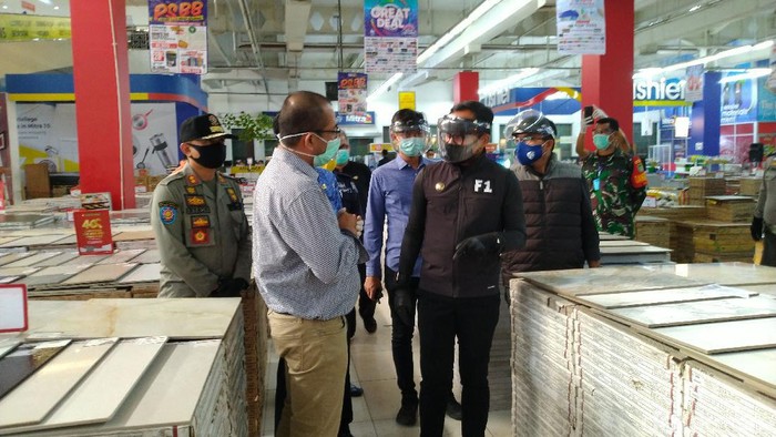 Wali Kota Bogor Bima Arya meninjau supermarket bahan bangunan Mitra10 (Sachril Agustin/detikcom)