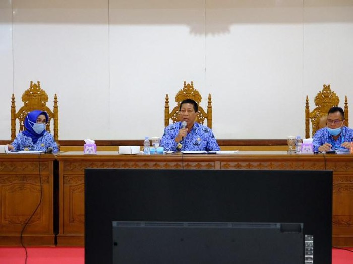 Wali Kota Magelang Sigit Widyonindito (tengah).