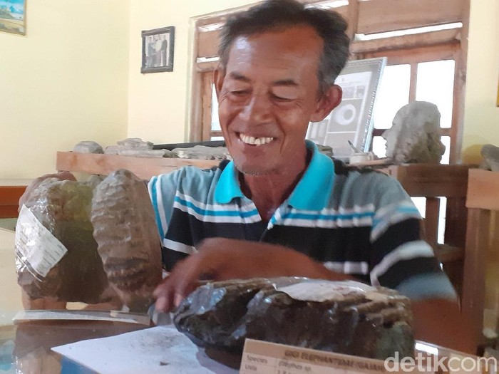 Seorang warga Dukuh Ngadirojo, Desa Sambungmacan, Sragen, Sudarsono (62) mengoleksi ribuan fosil di rumahnya. Di antara koleksi fosil tersebut ada yang ditawar kolektor hingga puluhan juta rupiah. Namun Sudarsono bergeming dan memilih menyimpannya sendiri dengan alasan menjaga kelestarian.