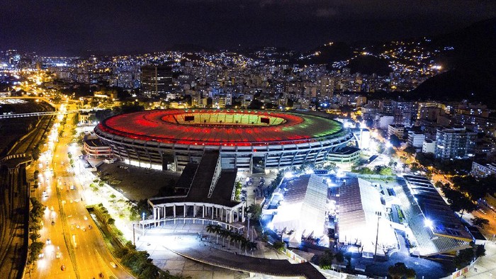 Warna-warni Stadion Maracana Brasil di Hari Jadi ke-70 Stadion Maracana merayakan hari jadi yang ke-70 di tengah pandemi Corona. Sorot cahaya lampu warna-warni yang membuat kandang dari Flamengo ini menjadi sangat indah.