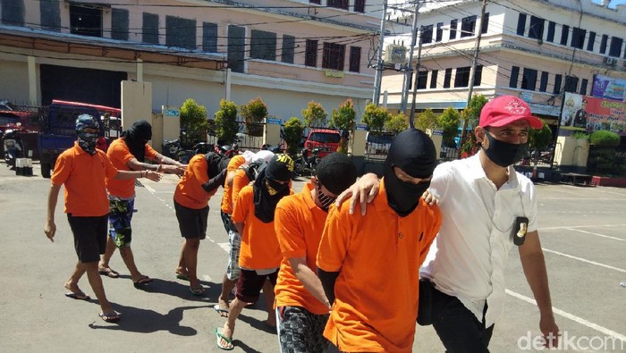 8 anggota genk motor ditangkap karena mengeroyok penjaga toko hingga tewas di Gowa.