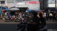 Pedagang kaki lama terlihat masih berjualan di depan pasar. Pedagang di depan pasar ini bukan pindahan dari dalam, tetapi memang kerap berjualan di situ.