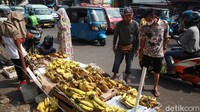 Di Jalan Stasiun sebelah Pasar Kebayoran Lama juga dipenuhi pedagang. Tampak beberapa pedagang tidak menggunakan masker dan kurang menjaga jarak walau sudah ada spanduk peringatan.