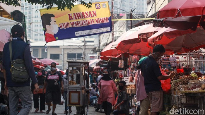 Pasar Kebayoran Lama, Jakarta Selatan, ditutup tiga hari setelah 14 pedagang dinyatakan positif COVID-19. Tapi kok masih ada yang jualan?