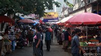 Meski aktivitas Pasar Kebayoran Lama terhenti, sejumlah pedagang masih membuka lapaknya di sekitar pasar. 