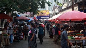 Ada yang Jualan Lho di Pasar Kebayoran Lama, Kok Bisa?
