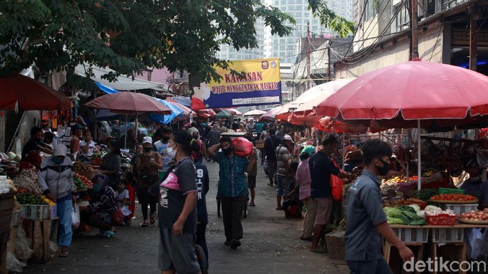 Ada yang Jualan Lho di Pasar Kebayoran Lama, Kok Bisa? Pasar Kebayoran Lama, Jakarta Selatan, ditutup tiga hari setelah 14 pedagang dinyatakan positif COVID-19. Tapi kok masih ada yang jualan?