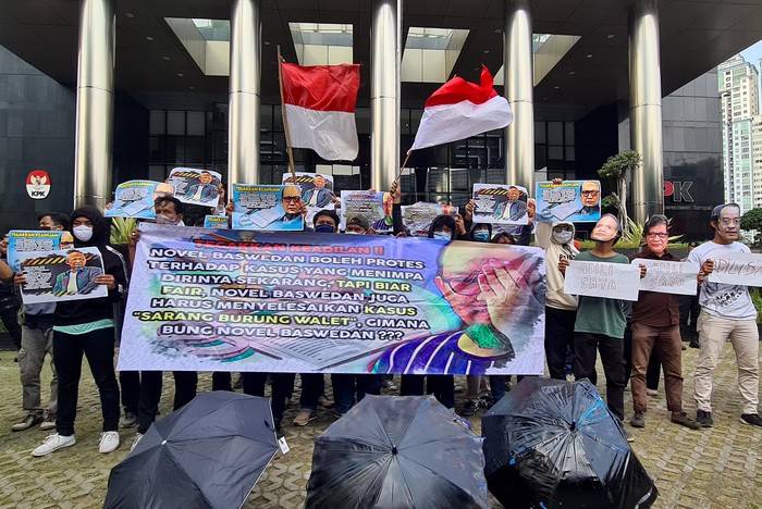 Aksi Kamisan Berpayung Hitam di Depan KPK Massa berpayung hitam yang tergabung dalam Aktivis Gugat Novel (AGN) menggelar aksi Kamisan di depan Gedung Merah Putih Komisi Pemberantasan Korupsi (KPK) dan Kejaksaan Agung, Kamis (18/6/2020).