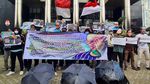 Aksi Kamisan Berpayung Hitam di Depan KPK-Kejagung