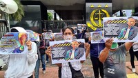 Selain itu aksi juga digelar di depan kejagung. Bayu menilai bahwa kasus Novel ini banyak yang dimanfaatkan oleh segelintir tokoh barisan sakit hati untuk mencuri panggung. Bahkan, kelompok oposisi dan kelompok kadrun juga tak kalah ingin mendompleng isu Novel tersebut dengan menyerang kewibawaan Presiden Jokowi. Foto: dok. AGN