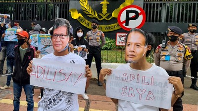 Aksi Kamisan Berpayung Hitam di Depan KPK-Kejagung