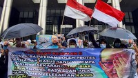 Bayu, Koordinator aksi meminta agar Novel Baswedan tidak merasa kebal hukum atau Novel Baswedan merasa tidak sengaja menembak korban sarang burung walet. Sebab, kata dia, peristiwa ini cukup lucu saja seperti dagelan dengan mempolitisasi kasusnya supaya membesar dan menutupi kasus lamanya di Bengkulu. Foto: dok. AGN