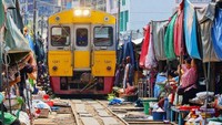 Di sisi-sisi sungai banyak juga pedagang yang menggunakan tenda. Rasanya ingin membeli semua, karena banyak dagangan yang menarik, mulai dari makanan tradisional, minuman segar, buah dan aksesori. Harganya mulai dari 10-100 baht (3-39 ribu rupiah). Istimewa/dok.korinatour.co.id  