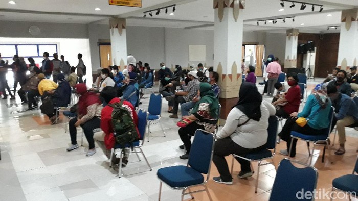 Antrean layanan di Posko PPDB SMA/SMK, Graha Solo Raya, Gladag, Solo, Kamis (18/6/2020)
