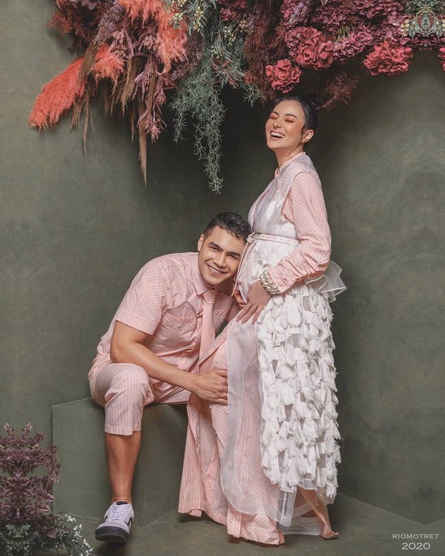 Asmirandah dan Jonas Rivanno menikah pada 22 Desember 2013 tanpa restu orangtua mempelai wanita. Mendapat tentangan keras, keduanya bersikukuh membawa hubungan mereka ke jenjang pernikahan. Perbedaan agama disinyalir menjadi penyebab hubungan mereka terganjal restu. Namun pada akhirnya Asmirandah dan Jonas mendapat restu setelah beberapa tahun. Kini pasangan aktor-aktris ini dikaruniai anak pertama. Foto: instagram