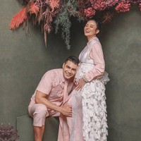 Asmirandah dan Jonas Rivanno menikah pada 22 Desember 2013 tanpa restu orangtua mempelai wanita. Mendapat tentangan keras, keduanya bersikukuh membawa hubungan mereka ke jenjang pernikahan. Perbedaan agama disinyalir menjadi penyebab hubungan mereka terganjal restu. Namun pada akhirnya Asmirandah dan Jonas mendapat restu setelah beberapa tahun. Kini pasangan aktor-aktris ini dikaruniai anak pertama. Foto: instagram