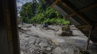 Dua desa yakni Desa Omu dan Desa Tuva di Kabupaten Sigi diterjang banjir dan longsor akibat intensitas hujan yang tinggi pada Kamis (18/6/2020) dini hari yang merusak pemukiman warga termasuk fasilitas sekolah dan rumah ibadah.