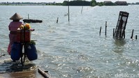 Warga di Dukuh Mondoliko, Desa Bedono, Kecamatan Sayung, Kabupaten Demak, Jawa Tengah harus basah-basahan jika keluar masuk permukiman. Kondisi itu lantaran banjir rob atau air pasang laut merendam satu-satunya jalan keluar masuk Dukuh Mondoliko selama tiga bulan terakhir.
