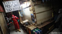 Seluruh area pasar disemprot disinfektan.