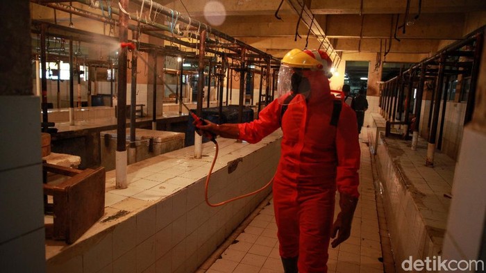 Penyemprotan disinfektan dilakukan di Pasar Kebayoran Lama, Jakarta Selatan, Kamis (18/6/2020). Penyemprotan dilakukan imbas adanya 14 pedagang yang positif Corona.