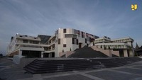 Wajah baru Pasa Ateh Bukittinggi ini dibangun dengan konsep green building atau ramah lingkungan terdiri dari 837 kios baru yang siap diisi pedagang. Perombakan besar-besaran di sana dilakukan sebab sebelumnya, Pasa Ateh sempat mengalami kebakaran yang hebat pada 2017 silam. Istimewa/PUPR.