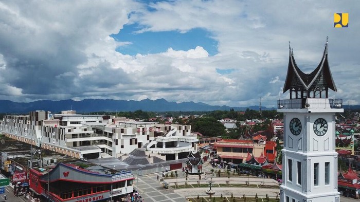 Begini Jeroan Pasa Ateh Bukittinggi yang Baru Dipercantik Kementerian PUPR baru saja meresmikan wajah baru Pasa Ateh Kota Bukittinggi. Seperti apa potretnya? Yuk, lihat.