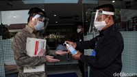 Setiap pengunjung yang datang wajib mencuci tangan dengan hand sanitizer.